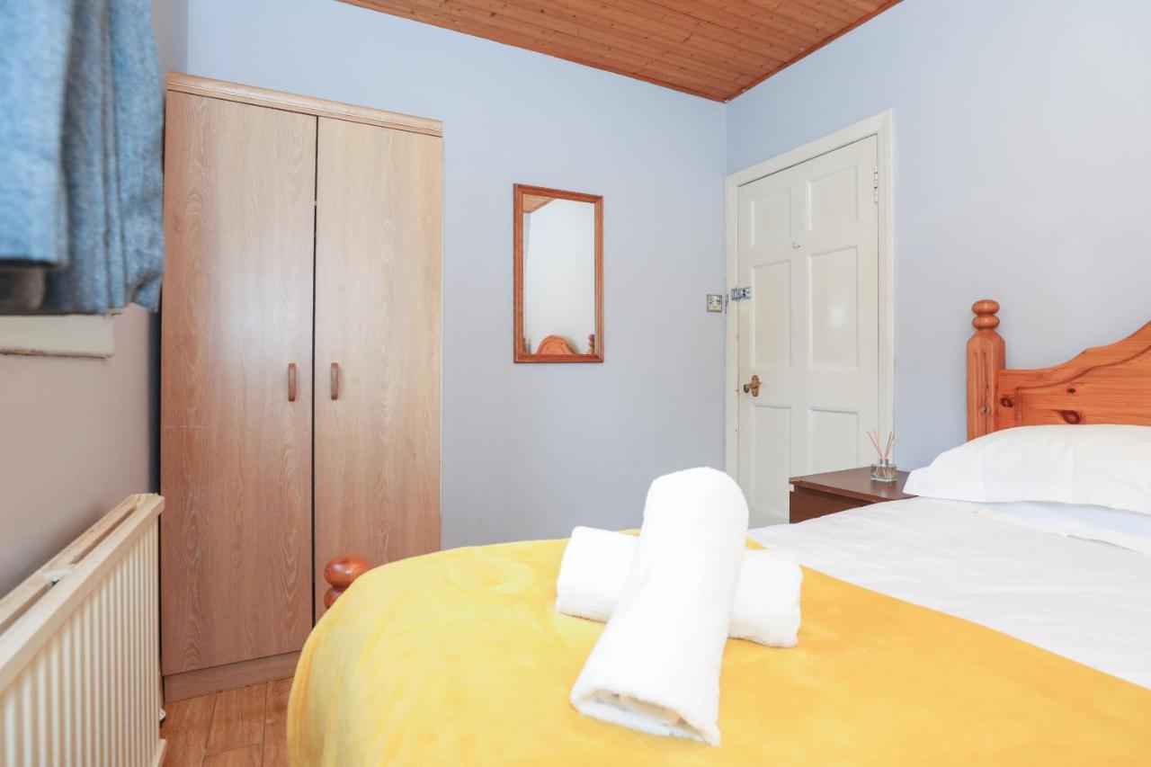 Beautiful 4 Bedroom - Free Parking Vakantiehuis EDI