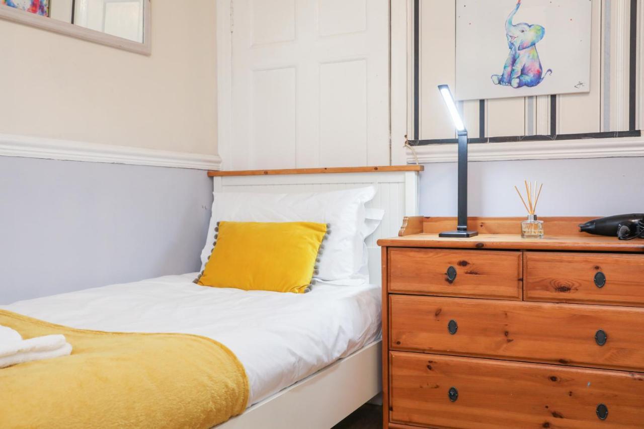 Vakantiehuis Beautiful 4 Bedroom - Free Parking