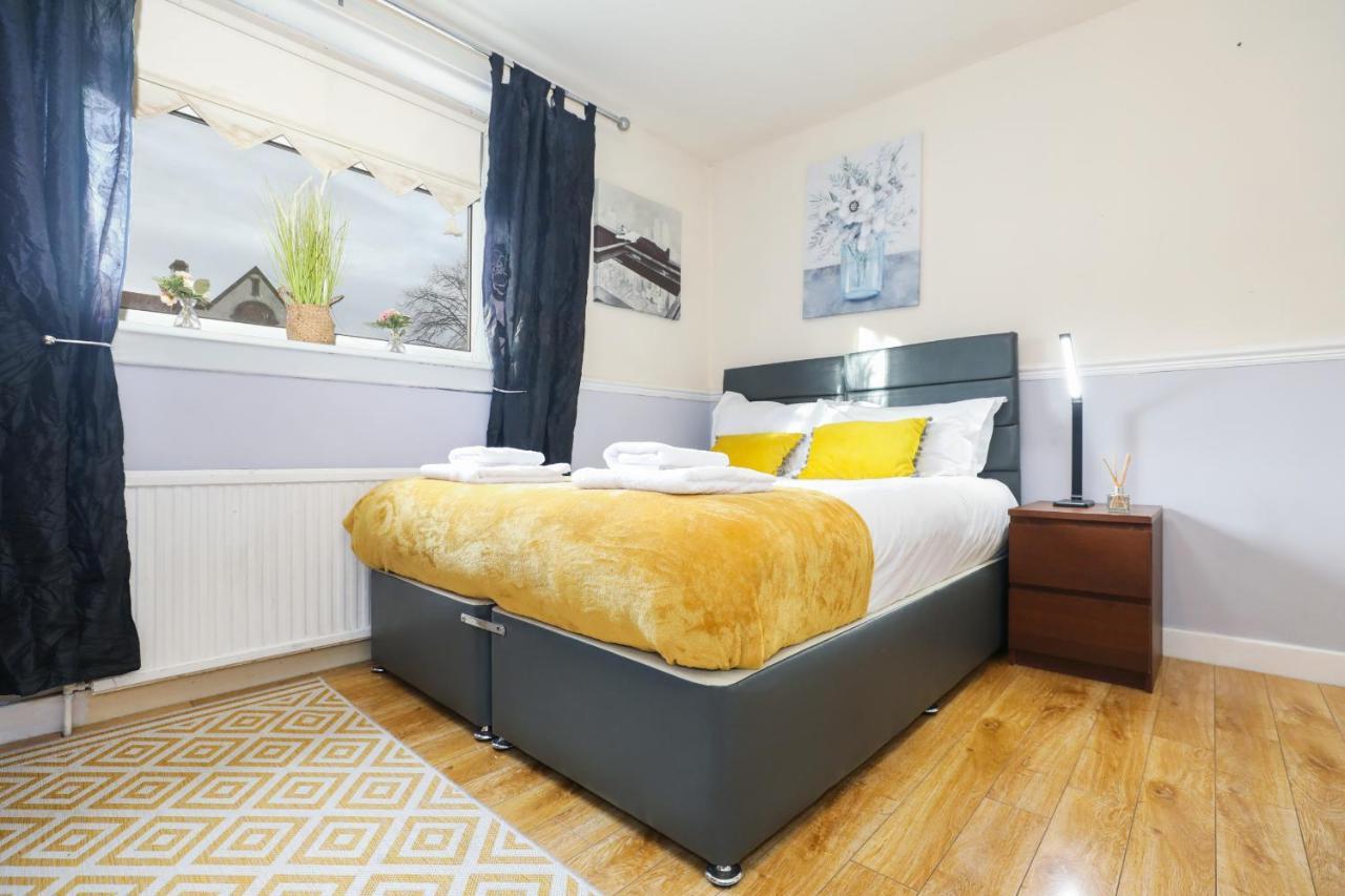 Beautiful 4 Bedroom - Free Parking Vakantiehuis *