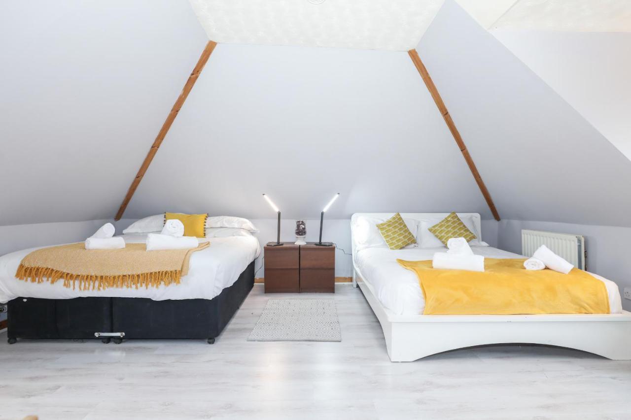 Beautiful 4 Bedroom - Free Parking Vakantiehuis