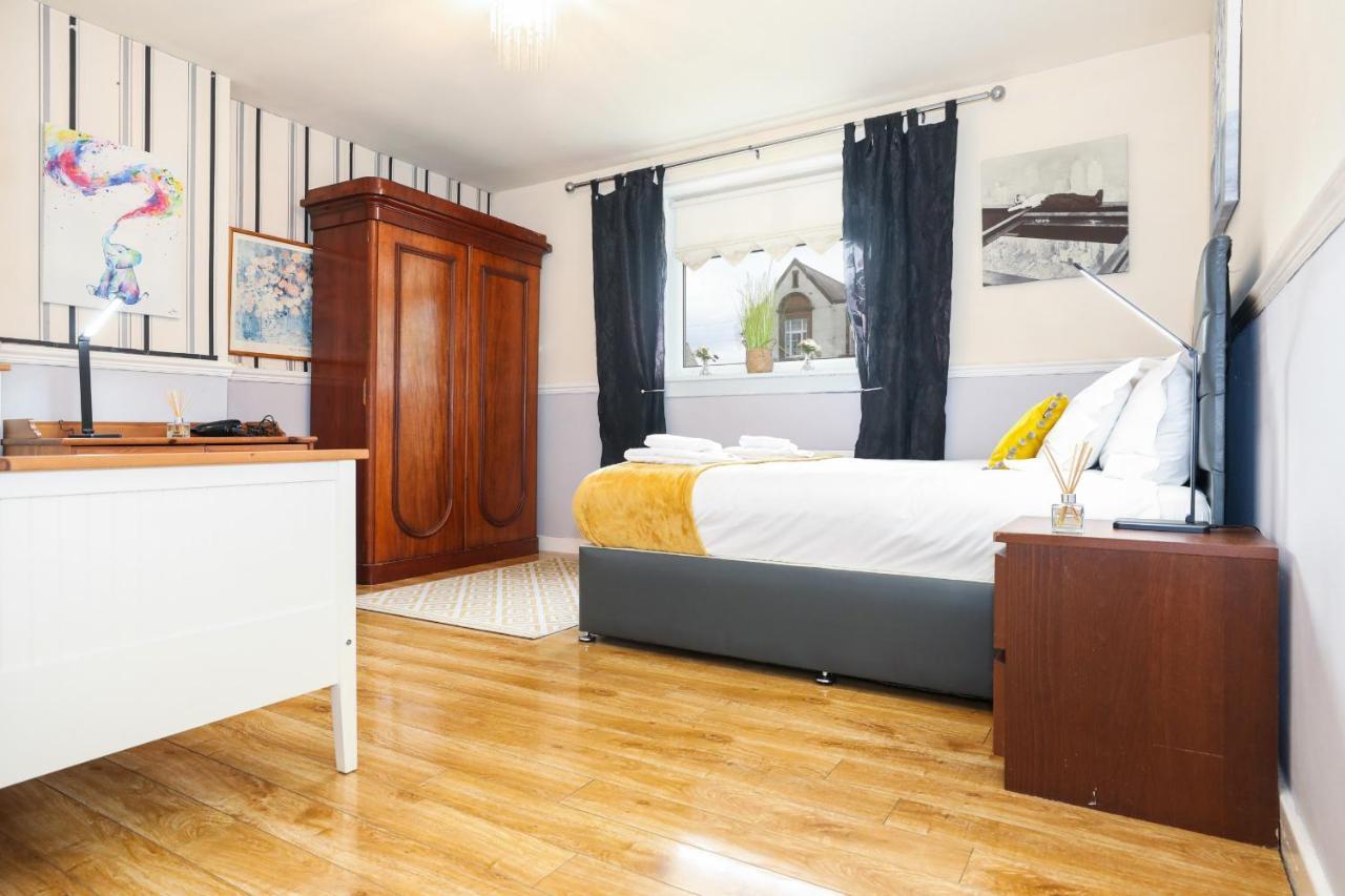 Vakantiehuis Beautiful 4 Bedroom - Free Parking EDI