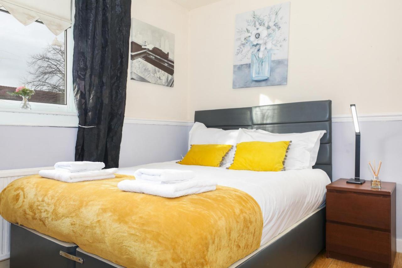 Beautiful 4 Bedroom - Free Parking Vakantiehuis *