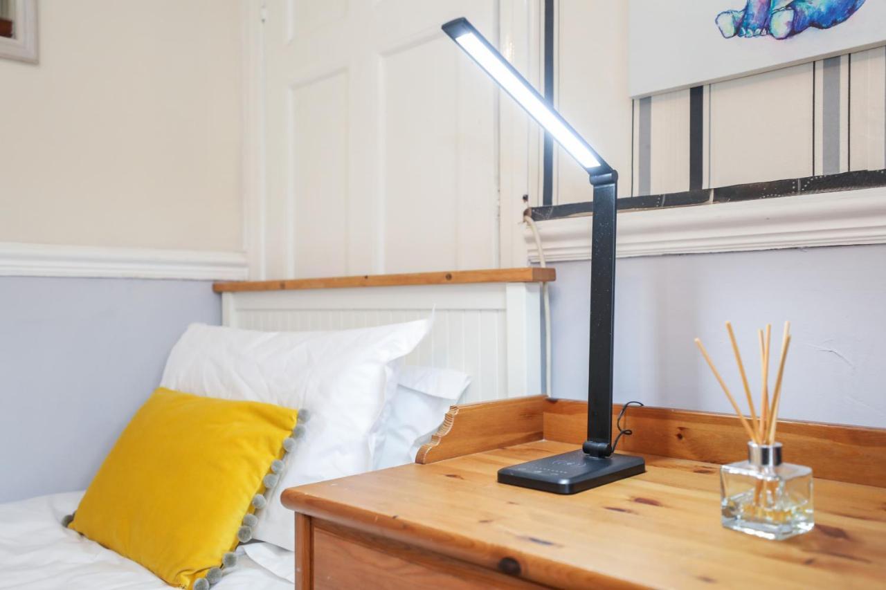 Beautiful 4 Bedroom - Free Parking Vakantiehuis