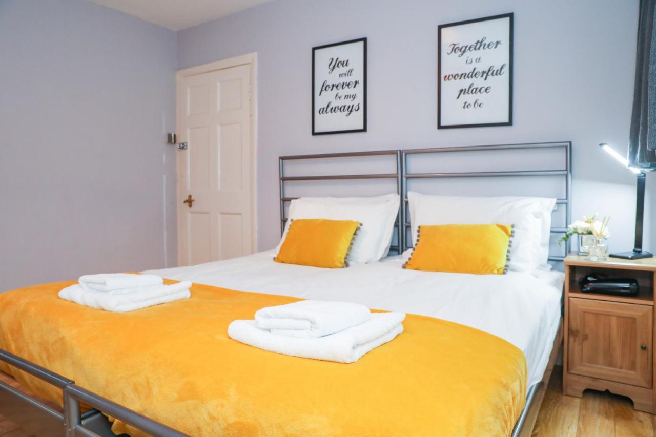 Beautiful 4 Bedroom - Free Parking Vakantiehuis *