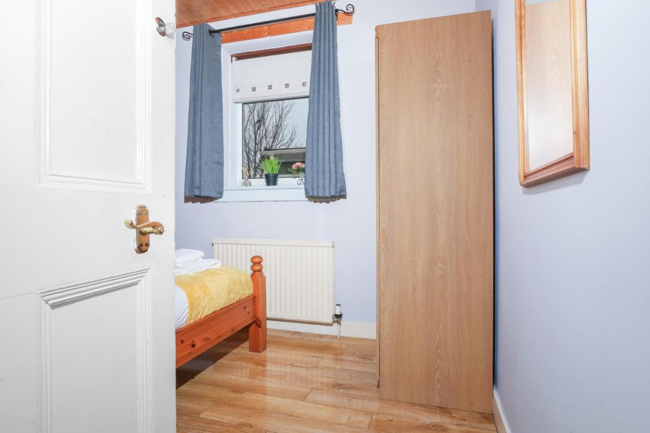 Beautiful 4 Bedroom - Free Parking Vakantiehuis EDI