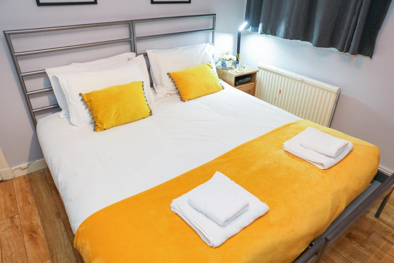 Beautiful 4 Bedroom - Free Parking Vakantiehuis EDI