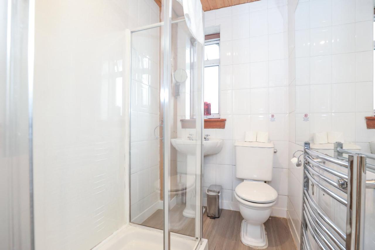 Vakantiehuis Beautiful 4 Bedroom - Free Parking *