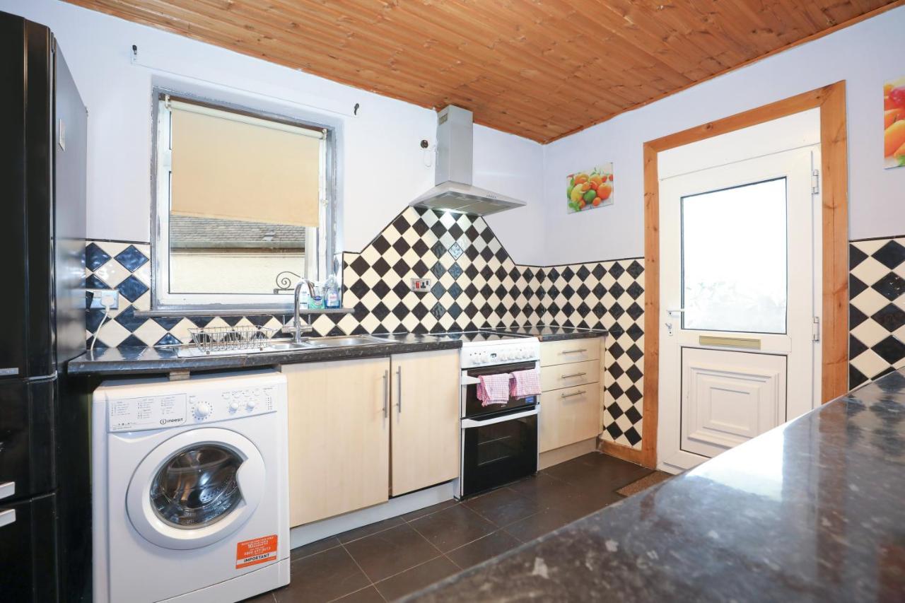 Vakantiehuis Beautiful 4 Bedroom - Free Parking