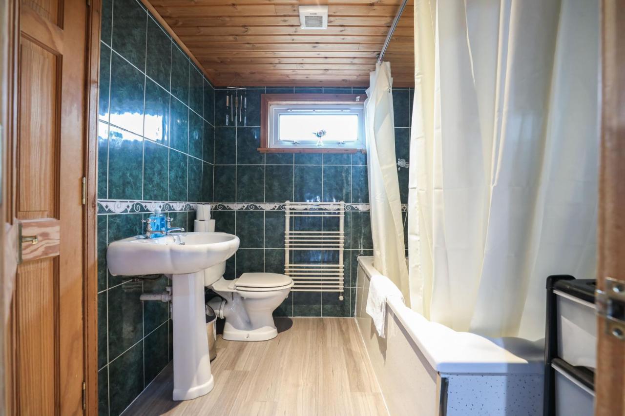 Vakantiehuis Beautiful 4 Bedroom - Free Parking *
