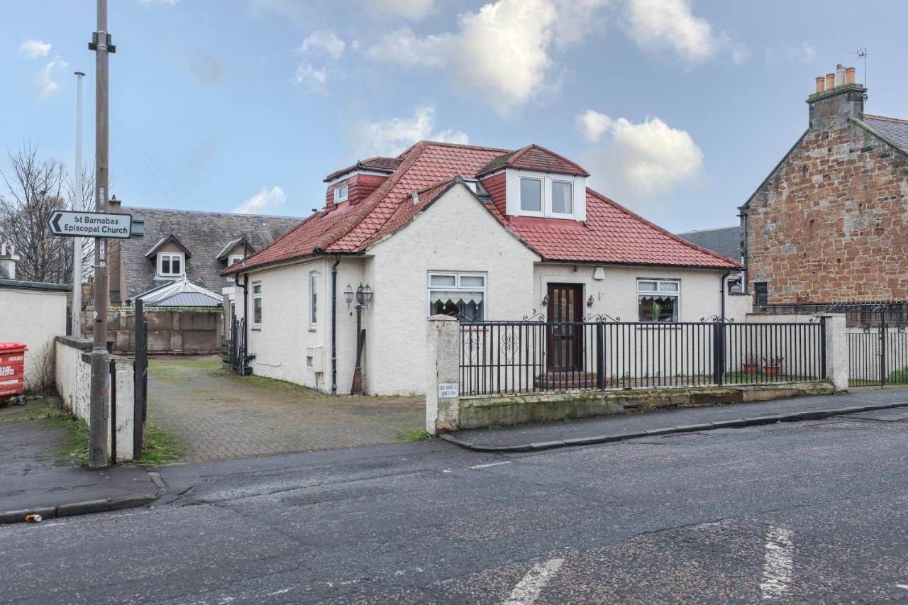 Vakantiehuis Beautiful 4 Bedroom - Free Parking *